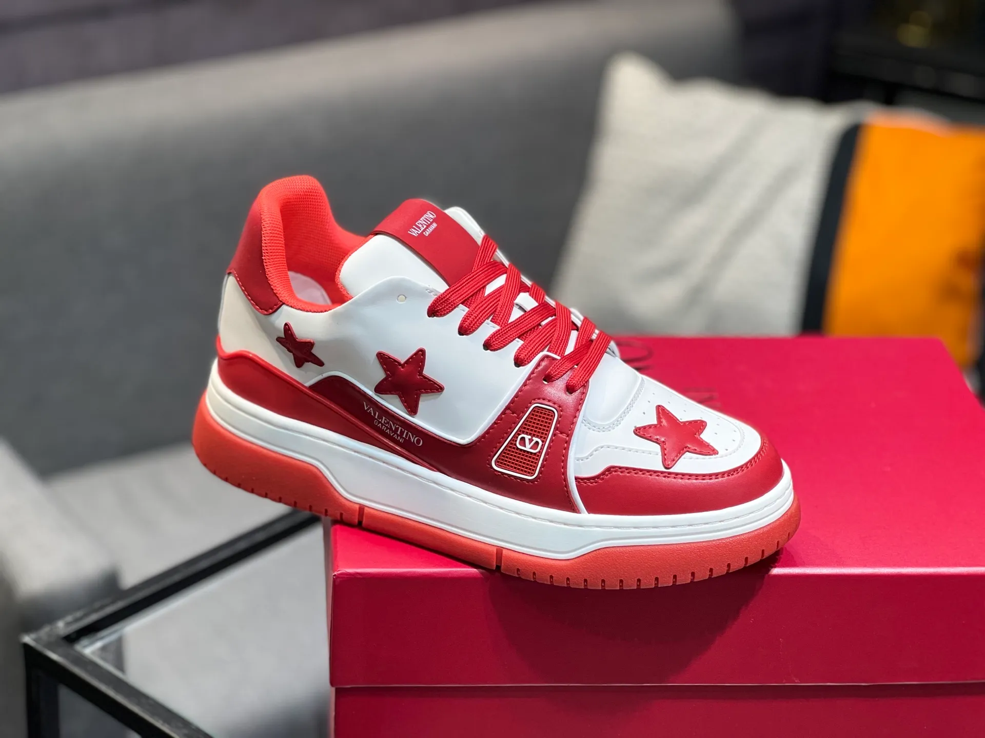 Men's Men's Shoes 💰660 Valentino 2023 early autumn new star shoes are now online! Wang Hedi and Ren Jialun have been worn by many celebrities. Who can refuse the same couple shoes as Wang Hedi! The design of Stars Stab My Heart is cool and spicy. The material of the shoes is cowhide, and every color is beautiful! Size 35-40, men’s size 39-44 (women’s 41, men’s 38, 45🉑️customized)